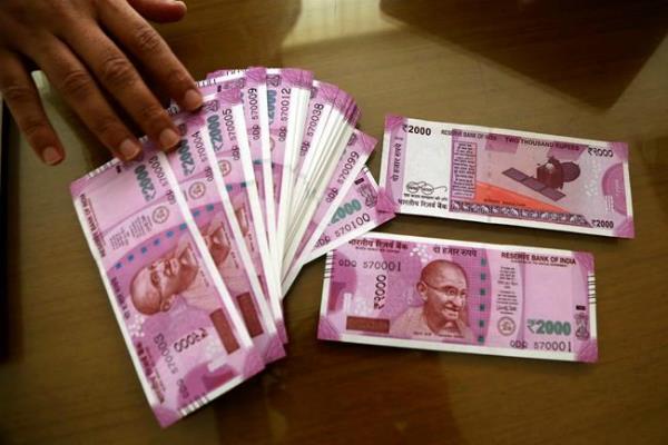 सरकार के उड़े होश, यहां पर मिल रहे 2000 रुपए के नए नोट सिर्फ 1000 रुपए में