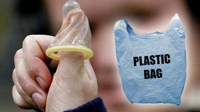 कंडोम खरीदने में आ रही थी शर्म, किया प्लास्टिक थैली का इस्तेमाल, पहुंचे अस्पताल