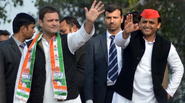 'यूपी के लड़कों' का आगरा में रोड शो, अखिलेश के साथ राहुल बोले-बसपा लड़ाई में ही नहीं