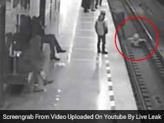 वायरल वीडियो: सुपरमैन की तरह रेलवे ट्रैक पर कूदा और बच्चे को बचा ले गया