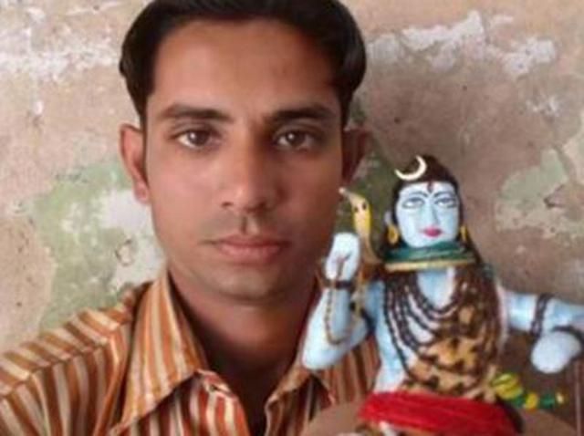 गुजरात दंगों में तबाह हुआ मुस्लिम अब बना रहा हिंदू देवी-देवताओं की मूर्तियां