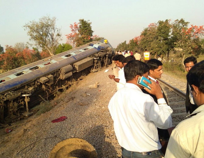 महाकौशल ट्रेन हादसाः CM योगी बोले- घायलों का होगा इलाज, मिलेगा 50 हजार का मुआवजा