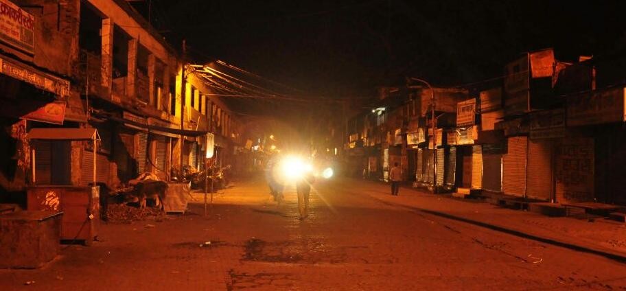 लखीमपुर में देर रात सड़क पर उतरे लोग, तोड़फोड़ की, गोलियां भी चलीं, लगा कर्फ्यू