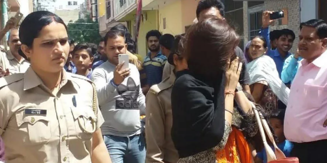 मेरठ में हिंदू वाहिनी के कार्यकर्ताओं ने घर में घुसकर प्रेमी जोड़े को दबोचा