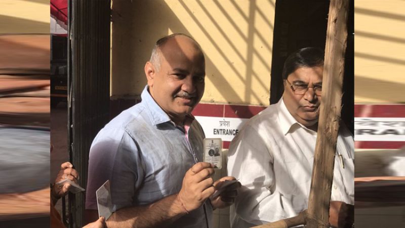 MCD चुनाव: 270 सीटों पर वोटिंग शुरू, उपराज्यपाल और सिसोदिया ने किया मतदान