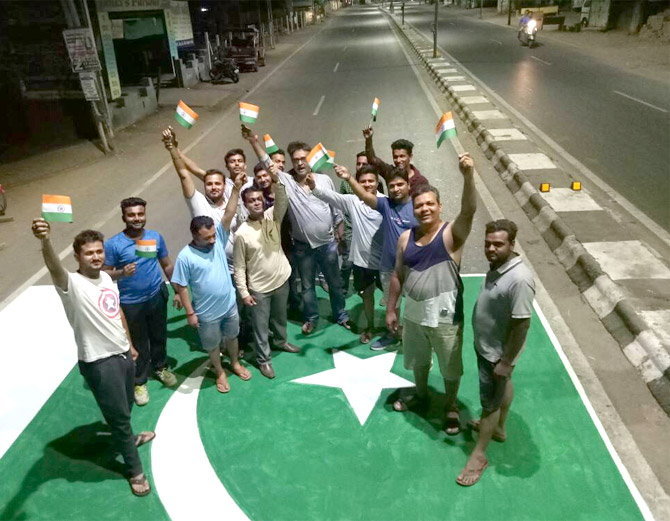 आणंद में रास्ते पर बनाया पाकिस्तानी झंडा, लोगों ने किया विरोध