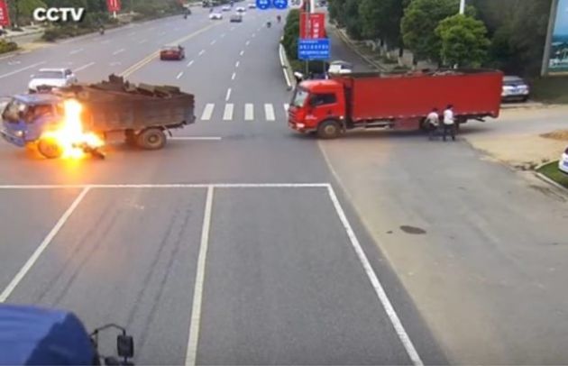 वीडियो: ट्रक से टकराकर बुरी तरह झुलस गया बाइक सवार, कांप गई देखने वालों की रुह