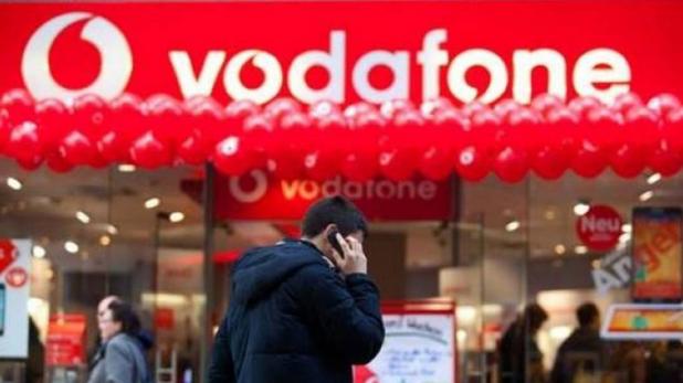 Vodafone ने जियो और एयरटेल से मिल रही कड़ी प्रतिस्पर्धा के बीच 392 रुपये का कॉम्बो प्लान लॉन्च किया है. इस प्लान का फायदा फिलहाल दिल्ली-एनसीआर के ग्राहक ही उठा पाएंगे. वोडाफोन का ये ऑफर त्योहारों के मौके के बीच आया है. वोडाफोन के इस प्लान में वॉयस कॉलिंग और डेटा बेनिफिट दोनों ही ऑफर मौजूद हैं.  वोडाफोन के इस 392 रुपये वाले प्लान में ग्राहकों को रोमिंग और होम नेटवर्क दोनों में ही अनलिमिटेड कॉलिंग मिलेगी. इतना ही नहीं इस प्लान में हर दिन 1 GB 3G/4G डेटा भी दिया जाएगा. इस पैक की वैलिडिटी 28 दिनों की होगी. इसके अलावा वोडाफोन ने 198 रुपये वाला भी एक प्लान लॉन्च किया है, जिसमें ग्राहकों को वोडाफोन टू वोडाफोन अनलिमिटेड कॉलिंग मिलेगा, चाहें वो होम नेटवर्क में हों या रोमिंग में  198 रुपये वाले प्लान में ग्राहकों को 2GB 4G डेटा मिलेगा. इसकी वैलिडिटी भी 28 दिनों की ही होगी. 392 रुपये वाले प्लान की पूरी जानकारी 296 वोडाफोन स्टोर्स, मिनी स्टोर्स और दिल्ली-एनसीआर के 40,000 मल्टी ब्रांड स्टोर्स ली जा सकेगी.  इसके अलावा Vodafone ने सोमवार को ये घोषणा की कि उत्तर प्रदेश ईस्ट सर्किल के ग्राहकों को MyVodafone ऐप से रिचार्ज करने पर अनलिमिटेड सुपर प्लान्स पर 5 प्रतिशत का कैशबैक और 110 रुपये वाले रिचार्ज पर फुल टाक टाइम दिया जाएगा.