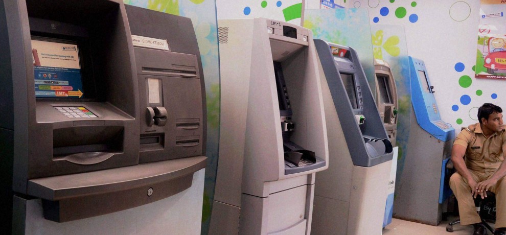नोटबंदी की वजह से डिजिटल हो रहा है देश, तेजी से शहरों में बंद हो रहे हैं ATM