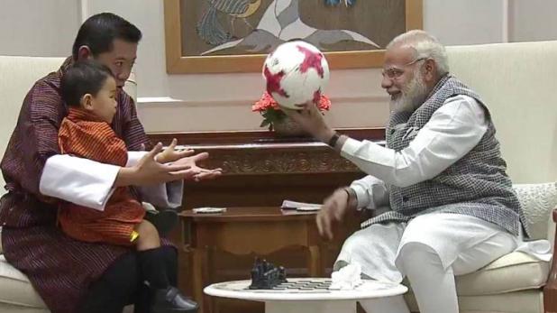 VIDEO: जब नन्हे प्रिंस के लिए हाथों में फुटबॉल घुमाने लगे PM मोदी