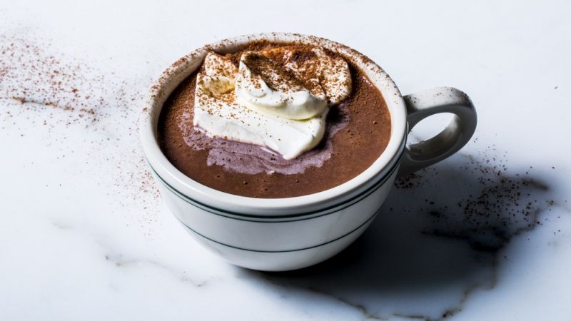 ठण्ड के मौसम में लीजिये गरमा गर्म हॉट चॉकलेट का मज़ा