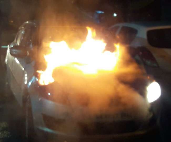 चलती कार में लगी आग, चालक ने बमुश्किल बचाई जान