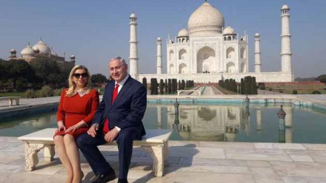 पत्नी संग इजराइली PM ने देखा ताजमहल, एक-दूजे का हाथ थामे रहे नेतन्याहू-सारा