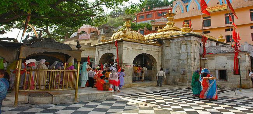  देवभूमि हिमाचल में बहुत से धार्मिक स्थान हैं। भारत में जहां दंपति के एक साथ पूजा करने को शुभ माना जाता है, वहीं शिमला के रामपुर नामक स्थान पर मां दुर्गा का ऐसा मंदिर स्थित है।