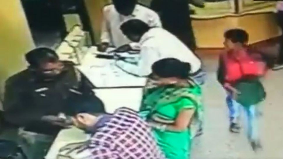 12 साल के बच्चे ने बैंक से उड़ाया 3 लाख रुपये से भरा बैग, सीसीटीवी में हुआ कैद
