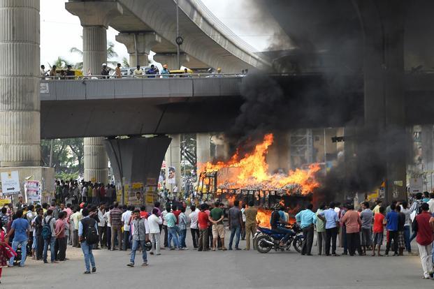 भारत बंद के दौरान प्रदर्शनकारियों ने कई गाड़ियां जलाई, पुलिस पर पथराव और रेलवे ट्रैक व सड़कें जाम