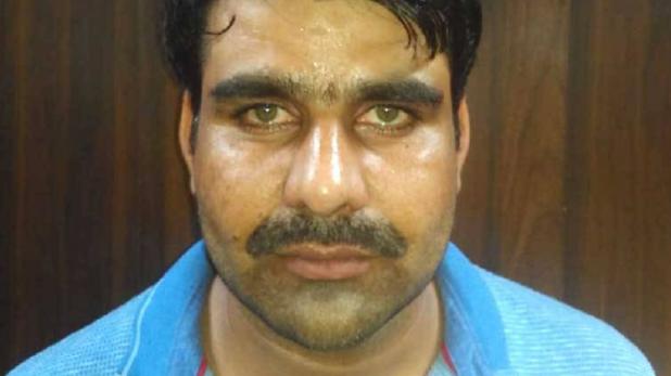 दिल्ली के द्वारका में एक लाख रुपये के इनामी वांटेड गैंगस्टर राजीव उर्फ मोनू को स्पेशल सेल ने मुठभेड़ के बाद गिरफ्तार किया है. राजीव पर गैंगस्टर संदीप उर्फ मेंटल और साथी पवन उर्फ पौना की हत्या का आरोप है. इतना ही नहीं इसके खिलाफ 10 से अधिक आपराधिक मामले दर्ज हैं. पुलिस आरोपी से पूछताछ कर रही है.  पुलिस के मुताबिक, इंस्पेक्टर पीसी यादव और संजीव कुमार की टीम को सूचना मिली थी कि 4 जून को डबल मर्डर केस का वांटेड राजीव उर्फ मोनू भरतपुर स्थित बालाजी मंदिर जा रहा है. पुलिस की टीम ने बालाजी मंदिर के पास 5 जून की सुबह मोनू को ट्रेस किया. वह स्विफ्ट कार में था, लेकिन मंदिर के पास भीड़ के कारण बच निकला.  इसके बाद पुलिस ने उसका पीछा किया. इसी बीच पता चला कि वह वापस दिल्ली छावला गांव वाया रावता मोड पहुंचेगा. पुलिस ने गंदा नाला रोड पर ट्रैप लगाया और उसे पकड़ने की कोशिश की।, लेकिन मोनू ने भागने का प्रयास किया. इंस्पेक्टर पीसी यादव ने कार के टायर पर फायर किया. कार का बैलेंस बिगड़ गया और वह रुक गई.  कार के रुकते ही गैंगस्टर राजीव ने पुलिस की स्पेशल टीम पर फायरिंग शुरू कर दी. पुलिस ने भी जवाबी फायरिंग शुरू कर दी. इसके स्पेशल सेल ने राजीव को गिरफ्तार कर लिया. उसके पास से पिस्तौल और जिंदा कारतूस बरामद किया गया है. पुलिस ने उसकी कार जब्त करते हुए हिरासत में पूछताछ शुरू कर दी है.  बताते चलें कि पिछले साल द्वारका के बिंदापुर इलाके में भी पुलिस और बदमाशों के बीच जमकर मुठभेड़ हुई थी. द्वारा के मेट्रो पिलर नंबर 68 के पास पंजाब पुलिस और फरार चल रहे बदमाशों के बीच कई राउंड फायरिंग हुई. सूचना मिलने पर दिल्ली पुलिस भी मौके पर पहुंच गई. पुलिस ने चार बदमाशों को धर दबोच लिया था.  पुलिस को सूचना मिली थी कि द्वारा के बिंदापुर में मेट्रो पिलर नंबर 68 के पास एक घर में 5 बदमाश छिपे हुए है. पंजाब पुलिस ने उन्हें चारों तरफ से घेर लिया. यह देखते ही बदमाशों ने पुलिस टीम पर फायरिंग शुरू कर दी. इसके बाद पुलिस ने भी कई राउंड फायरिंग किया. करीब 25 से 30 राउंड फायरिंग के बाद बदमाश काबू में आए.  इसके बाद पुलिस ने चार बदमाशों को मौके से गिरफ्तार कर लिया, जबकि एक फरार होने में कामयाब हो गया. गिरफ्तार बदमाश कार लुटेरे बताए जा रहे थे. पुलिस को इनके पास से कई हथियार मिले थे. इसी बीच सूचना मिलने पर दिल्ली पुलिस की टीम भी मौके पर पहुंच गई थी. पंजाब और दिल्ली पुलिस ने संयुक्त रूप से कार्रवाई की थी.