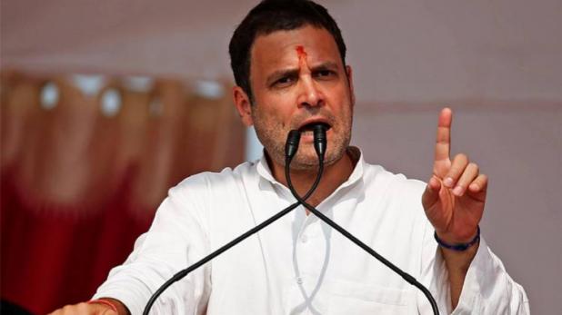 राहुल गांधी के शिकंजी और ढाबे वाले बयान की आग अभी बुझी भी नहीं थी कि उनका एक और वीडियो सोशल मीडिया पर जमकर वायरल होने लगा. वायरल हो रहे वीडियो में राहुल गांधी एक सभा में अपने आप को इस देश का सबसे बड़ा बेवकूफ कहते हुए दिखाई दे रहे हैं. लोग इस वीडियो को खूब चटकारे लेकर शेयर कर रहे हैं.  आप खुद देख लीजिए इस वीडियो को जो चर्चा का केन्द्र बना हुआ है.  दरअसल, यह वीडियो हाल ही में दिल्ली के तालकटोरा स्टेडियम का है जहां राहुल गांधी ओबीसी कॉन्फ्रेन्स में हिस्सा लिया था. यह वही सम्मलेन था जहां अपने भाषण में राहुल गांधी ने कोका कोला कंपनी के संस्थापक को शिकंजीवाला बताया था. जब हमने राहुल गांधी के यूट्यूब पेज पर मौजूद इस सम्मलेन की पूरी वीडियो देखी तो पूरी कहानी खुदबखुद साफ हो गई. राहुल गांधी असल में एक एनडीए के सांसद के साथ अपनी बातचीत का जिक्र कर रहे थे.