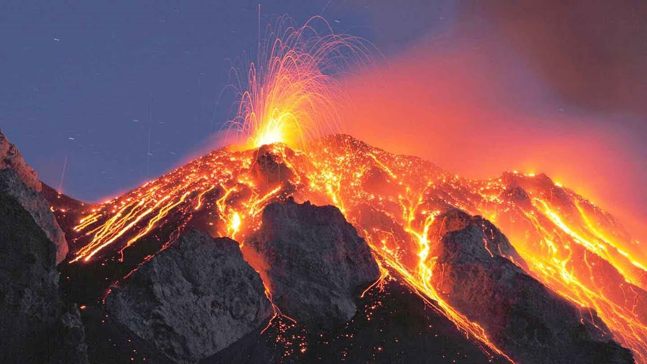 ग्वाटेमाला में फुगो ज्वालामुखी में भयानक विस्फोट होने के बाद मंगलवार को मलबे से और शव निकाले गए. जिसके बाद इस आपदा में मरने वालों की संख्या 65 पर पहुंच गई है. आपदा राहत एजेंसी के प्रवक्ता डेविड डी लिओन ने एक संवाददाता सम्मेलन में बताया कि पीड़ितों की तलाश के कुछ घंटों बाद मरने वालों की संख्या बढ़कर करीब 65 हो गई.  घटना में 46 लोग घायल हो गए हैं जिनमें से ज्यादातर लोगों की हालत गंभीर है. इस आपदा से 17 लाख से ज्यादा लोग प्रभावित हुए हैं और 3,271 लोगों को सुरक्षित जगहों पर जाने को कहा गया है. रविवार को 3,763 मीटर ऊंचे ज्वालामुखी में विस्फोट हो गया जिससे आसपास के इलाकों में राख के बादल छा गये.  अधिकारियों ने चेतावनी दी है कि पहाड़ के दक्षिण छोर पर समुदायों में पीड़ितों की तलाश फिर से शुरू होने के बाद मृतकों की संख्या बढ़ सकती है.ग्वाटेमाला की आपदा प्रबंधन एजेंसी के सर्गियो कबानास ने कहा , ‘‘कई लोग लापता है लेकिन हमें यह नहीं पता कि कितने लोग लापता हैं. ’’ संयुक्त राष्ट्र महासचिव एंतोनियो गुतारेस ने कहा कि वह विस्फोट में लोगों की मौत और बड़े नुकसान से बहुत दुखी हैं. उन्होंने कहा कि संयुक्त राष्ट्र राष्ट्रीय बचाव एवं राहत प्रयासों में मदद करने के लिए तैयार है.