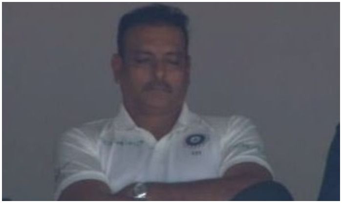 मैच के दौरान रवि शास्त्री को आई नींद, ड्रेसिंग रूम में मारे खर्राटे: वायरल विडियो