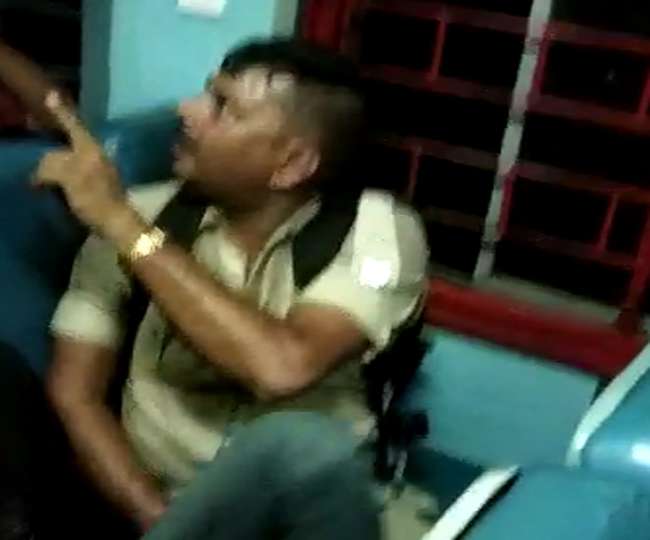 रांची-पटना जनशताब्दी एक्सप्रेस से यात्रा कर रहे छात्र वेंकटेश की मौत हादसा नहीं बल्कि हत्या थी। उसे रेल पुलिस ने ही चलती ट्रेन से धक्का देकर मारा था। उसके पिता ने पुलिस पर अपने बेटे को चलती ट्रेन से फेंक देने का आरोप लगाया है। इस घटना का वीडियो सोशल मीडिया पर वायरल होने के बाद इसका खुलासा हुआ है।    पिता का आरोप है कि एस्कॉर्ट पार्टी के जवानों ने 28 सितंबर की रात चलती ट्रेन से वेंकटेश को नीचे फेंक दिया, जिससे उसकी मौत हो गई।  इस घटना में जान गंवाने वाला किशोर वेंकटेश उर्फ  चुन्नू शर्मा था। वह गया जिले के रामपुर थाना क्षेत्र के इमलियाचक का रहनेवाला था।  इस घटना के बाद रांची से पटना आ रही जनशताब्दी एक्सप्रेस में एस्कार्ट पार्टी को रेलयात्रियों ने घेर लिया और पुलिस जवानों की जमकर पिटाई की। इस दौरान भीड़ लगातार यह आरोप लगा रही थी कि जवान ने एक किशोर को चलती ट्रेन से नीचे फेंक दिया है। यह वीडियो सोशल मीडिया पर वायरल हो रहा है, हालांकि अभी इसकी सत्यता की पुष्टि नहीं हुई है।    स्वच्छता के साथ दहेज व नशामुक्त समाज निर्माण का संकल्प यह भी पढ़ें घटना तब हुई, जब वेंकटेश अपने साथी कृष्णा के साथ जनशताब्दी एक्सप्रेस से रांची से गया लौट रहा था।  गया-कोडरमा रेलखंड के टनकुप्पा के पास बंशीनाला के पास जवानों से उसकी किसी बात पर बहस हो गई और उसे चलती ट्रेन से फेंक दिया। उस युवक की मौत हो गई, जिसका शव दूसरे दिन सुबह झाडिय़ों से बरामद किया गया था।