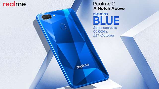 स्मार्टफोन जगत में अपनी एंट्री के साथ ही बाजार में अपनी जगह बनाने वाला Realme ब्रैण्ड उपभोक्ताओं के विश्वास पर खरा उतर रहा है। महज कुछ ही महीनों में Realme ने भारतीय स्मार्टफोन बाजार में खुद को स्थापित कर लिया है। Realme अपने स्मार्टफोन्स के खास फीचर्स और प्रीमियम लुक के लिए जाना जाता है। अब Realme फोन खरीदने की चाह रखने वालों के लिए एक खुशखबरी है क्योंकि Realme अब Flipkart Big Billion Days Sale के दौरान बेहद ही आकर्षक कीमतों में खरीदा जा सकता है। त्यौहारों के इस मौसम में हर किसी की चाहत होती है कि वो अपनों को कुछ बेहद ही खास तोहफा दें, एक ऐसा तोहफा जो सही मायनों में उनके जीवन में त्यौहारों की रौनक के तौर पर घुल-मिल जाए। क्योंकि Realme बेहद ही कम कीमत पर बेहतरीन फीचर्स के साथ आता है तो ऐसे में इन त्यौहारों पर Realme स्मार्टफोन एक बेहतरीन गिफ्टिंग ऑप्शन हो सकता है। Realme स्मार्टफोन खासतौर पर युवाओं को ध्यान में रखते हुए बनाया गया है। युवाओं की निर्भीकता, जोश और उनक ऊर्जा, इन सभी खूबियों का तालमेल बेहद ही शानदार होता है। युवाओं का जज्बा उन्हें दूसरों से अलग बनाता है। कुछ इसी तरह Realme ब्रैण्ड भी अपने फीचर्स और प्रीमियम लुक के जरिये मार्किट में एक नई ऊर्जा के साथ उतरा है जो युवाओं को आकर्षित कर रही है। FLIPKART BIG BILLION DAYS SALE फ्लिपकार्ट की इस खास सेल के दौरान Realme स्मार्टफोन पर उपभोक्ताओं को बेहतरीन ऑफर्स का लाभ मिलेगा। इस सेल में Realme के सभी फोन बिना किसी ब्याज के मासिक किश्त(No Interest EMI) पर खरीदे जा सकेंगे। इसके साथ ही HDFC डेबिट और क्रेडिट कार्ड से Realme फोन खरीदने पर 10% छूट भी दी जा रही है। सिर्फ इतना ही नहीं, Flipkart Big Billion Days Sale में Realme फोन के साथ Complete Mobile protection सिर्फ 99 रुपए में ली जा सकती है, जो आपके फोन की सुरक्षा के लिए बेहद ही अहम होगा। इस सेल के दौरान Realme के तीन स्मार्टफोन खरीदे जा सकते हैं लॉन्च से अब तक शाओमी Redmi 5A की 1 करोड़ यूनिट्स की बिक्री, बनाया नया रिकॉर्ड यह भी पढ़ें • Realme 2 Pro – ये स्मार्टफोन 11 अक्टूबर को 00:00 से सेल पर होगा। इस फोन में आपको मिलेगा बेहतरीन बैट्री बैक-अप और शानदार लुक। • Realme C1 – ये स्मार्टफोन 11 अक्टूबर को दोपहर 12 बजे से सेल पर होगा और इसे 6,999 रुपए में खरीदा जा सकेगा। जिसके साथ आप सेल के दौरान उपलब्ध बाकी ऑफर्स का लाभ उठा सकेंगे। फ्लिपकार्ट और अमेजन सेल में आधार से मिलेगा 60000 रु तक का क्रेडिट यह भी पढ़ें • Realme 2 – ये स्मार्टफोन अपने डायमंड ब्लू एडिशन के साथ 11 अक्टूबर 00:00 बजे से सेल पर होगा। आइये जानते हैं इन तीन Realme स्मार्टफोन्स की खूबियां – अमेजन ग्रेट इंडियन फेस्टिवल: Honor और Huawei के स्मार्टफोन्स पर मिल रहा भारी डिस्काउंट यह भी पढ़ें REALME 2 PRO – Realme 2 Pro स्मार्टफोन 8 जीबी रैम और वॉटरड्रॉप नॉच डिस्प्ले के साथ आता है। स्मार्टफोन में 6.3 इंच डिस्प्ले है जिसका रेजोल्यूशन 2340x1080 पिक्सल है। 128 Gb In-built Storage और Dual Rear Camera जैसी खूबियां इसे 15,990 रुपये के फोन सेगमेंट में बेहद ही खास बना देती हैं। इस फोन में Qualcomm Snapdragon 660 AIE Chipset मौजूद है। ये स्मार्टफोन 4 Gb, 6 Gb और 8 Gb RAM वेरिएंट में उपलब्ध है। इस फोन में स्टोरेज के लिए 64 Gb और 128 Gb In-built Storage विकल्प मिलता है। ये डिवाइस आधुनिक Fingerprint Sensor से लैस है और ये डिवाइस Android 8.1 Oreo बेस्ड कलरओएस 5.0 पर चलता है। साथ ही ये आज के जमाने की जरूरतों को ध्यान में रखते हुए Dual Sim फीचर के साथ आता है। 3500 mAh बैट्री का शानदार पावर बैकअप इस फोन को खास बनाता है। 16000 रुपये के Realme 2 Pro को 2332 रुपये में घर ले जाने का मौका, जानें कैसे उठाएं लाभ यह भी पढ़ें REALME 2 – लंबी वैधता के साथ वोडाफोन ने पेश किया कॉलिंग और डाटा प्लान, जियो को मिलेगी टक्कर यह भी पढ़ें Realme 2 डिवाइस 6.2 इंच डिस्प्ले के साथ आता है जिसका आस्पेक्ट रेश्यो 19:9 है। इस डिवाइस में 1.8 GHz Octa-Core Snapdragon 450 प्रोसेसर है और ये डिवाइस Android 8.1 Oreo बेस्ड Color OS पर चलता है। इस डिवाइस में 3 Gb/4Gb RAM के विकल्प मौजूद हैं और In-bulit Storage में 32 Gb/64Gb के विकल्प मिलते हैं। 4230 mAh की बैट्री के साथ ये एक शानदार बैट्री बैक-अप वाला फोन है जो गेमिंग के शौकीन लोगों के लिए एक बेहतर फोन साबित होगा। यह डिवाइस 8,990 और 10,990 की कीमत में उपलब्ध हैं। कैमरे की बात की जाए तो इस फोन में 13MP Primary और 8MP Secondary कैमरा मौजूद है, जो फोटोग्राफी के लिहाज से बेहतरीन कैमरा साबित होगा। REAL ME C1 – Honor 8C की जानकारियां हुई लीक, इस खास प्रोसेसर के साथ हो सकता है लॉन्च यह भी पढ़ें Realme C1 डिवाइस 6,999 रुपए की कीमत में एक शानदार स्मार्टफोन है। 6.2 इंच डिस्प्ले और Notch के साथ इस कीमत में इससे बेहतर फोन नहीं हो सकता। 8,000 से कम बजट के फोन में Realme C1 एक बेहतरीन विकल्प है जो उपभोक्ताओं को बेहतरीन फीचर्स और शानदार लुक दोनों ही मुहैया कराता है। ये हैंडसेट 2 Gb RAM और 16 Gb In-built Storage के साथ आता है। इस डिवाइस में Octa-Core Qualcomm Snapdragon 450 प्रोसेसर है। ये फोन Dual Sim है और उपभोक्ताओं को डिवाइस में दो सिम कार्ड और एक Micro SD कार्ड स्लॉट मिलता है। ये डिवाइस Android 8.1 Oreo बेस्ड कलर ओएस 5.1 पर चलता है। डिवाइस को पावर देने के लिए 4230mAh बैट्री दी गई है। ये फोन Unibody Glass डिजाइन के साथ आता है। Dual Rear Camera वाला ये डिवाइस 13 MP Primary और 2 MP Secondary सेंसर से लैस है। साथ ही सेल्फी के लिए इस फोन में 5 MP का फ्रंट कैमरा दिया गया है। इस डिवाइस में फिंगरप्रिंट सेंसर मौजूद नहीं है, लेकिन इस कीमत में ये डिवाइस आपको Facial Unlock फीचर के साथ मिलता है। Realme C 1 VS Redmi 6 A Jio पर भारी BSNL, 2 रुपये में दे रहा है 1GB डाटा और अनलिमिटेड कॉलिंग यह भी पढ़ें बाजार में 8,000 से कम कीमत के स्मार्टफोन्स की बात की जाए तो Realme C1 अपनी खूबियों और शानदार लुक की वजह से 6,999 रूपए में एक शानदार स्मार्टफोन है। वहीं बात की जाए बाजार में मौजूद Redmi 6A स्मार्टफोन की तो 5.45 इंच डिस्प्ले, 13MP प्राइमरी कैमरा, 3000 mAh बैट्री और Helio A22 Quad Core Processor के साथ ये फोन Realme C1 के सामने फीका नजर आता है। Realme C1 6.2 इंच Notch डिस्प्ले, 13+2 MP Dual Camera, 4320 mAh बैट्री, Snapdragon 450 Octa-Core प्रोसेसर के साथ एक बेहतरीन फीचर्स अपने ग्राहकों को दे रहा है। 10 हजार से कम कीमत में All Rounder फोन स्मार्टफोन मार्किट में 10 हजार से कम कीमत के स्मार्टफोन की एक बड़ी रेंज मौजूद है लेकिन अगर बात की जाए बेहतरीन फीचर्स और प्रीमियम लुक की, तो इस कीमत में Realme 2 एक बेहतरीन फोन साबित होता है। 10,000 से कम कीमत में Realme 2 पहला फोन है जिसमें Notch Full Screen, Diamond Cut डिजाइन, Dual Camera और 4230 mAh बैट्री जैसे कई बेहतरीन फीचर्स हैं। फ्लिपकार्ट सेल में Realme 2 Diamond Blue एडिशन भी सेल पर होगा, ये सेल 10 अक्टूबर मध्यरात्रि से शुरु होगी। 20 हजार से कम कीमत में बादशाह मिड रेंज का बादशाह Realme 2 Pro 20,000 से कम कीमत में एक बेहतरीन स्मार्टफोन है। इस कीमत में Dewdrop Screen और 8 Gb RAM वाला ये पहला फोन है। इसके साथ ही इस डिवाइस में Snapdragon 660 प्रोसेसर है जो बेहद ही ताकतवर है। इस फोन की सबसे खास बात है कि इसमें आपको IMX398 के साथ 16 MP AI Dual Camera मिलता है जो OnePlus 5T जैसा ही है। खूबियों के लिहाज से 20,000 से कम कीमत में Realme 2 Pro एक बेहतरीन स्मार्टफोन है। Flipkart Big Billion Days Sale में Realme स्मार्टफोन्स पर ऑफर्स की पूरी जानकारी आप नीचे दिए चार्ट से पा सकते हैं